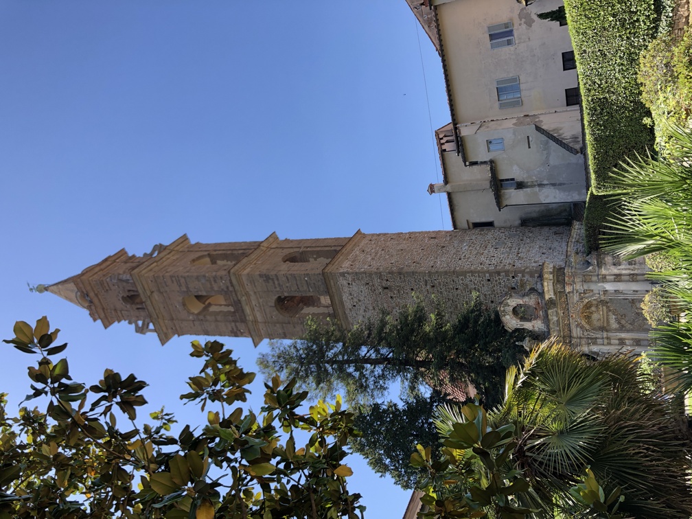 Palazzo Frescobaldi a Firenze - fontana e retro della basilica di Santo Spirito.