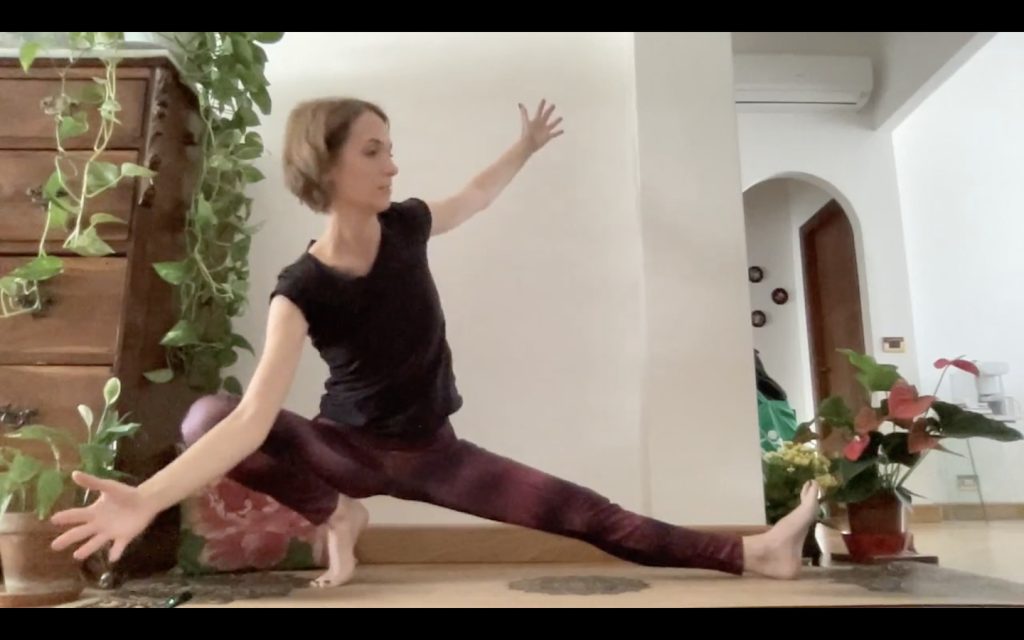 Pratica yoga - apertura dell'anca e laterale.