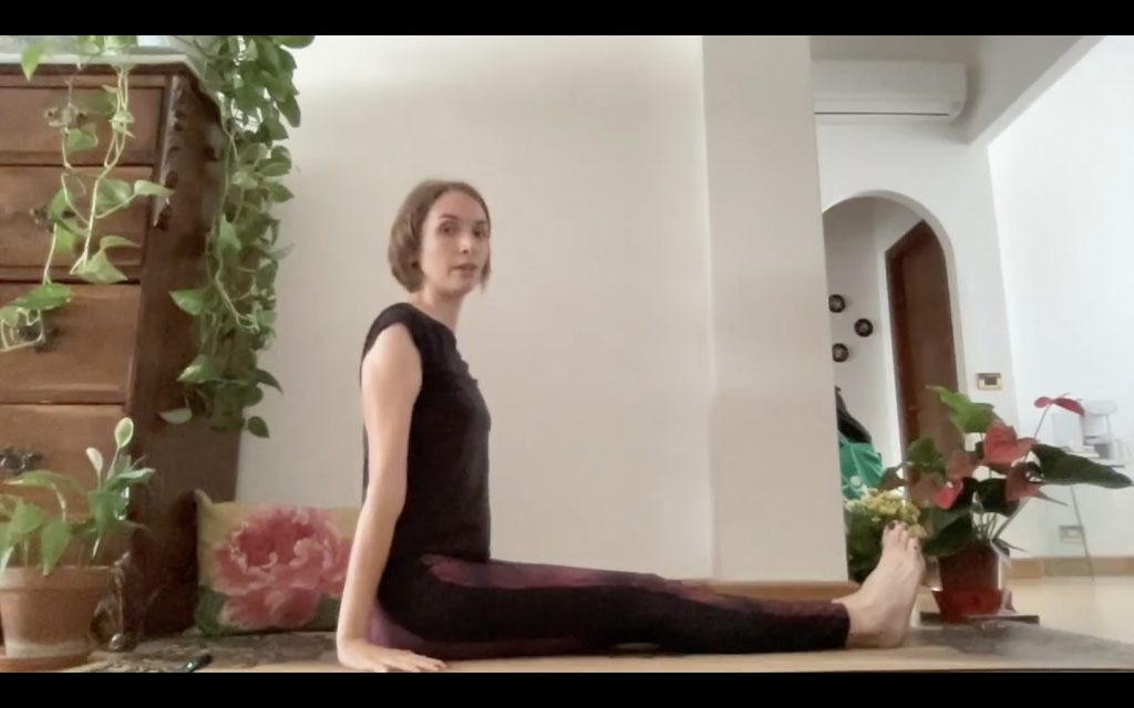 Pratica yoga - Dandasana o posizione del bastone.