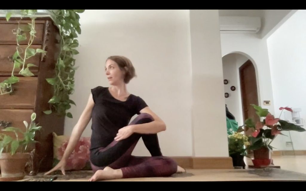 Pratica yoga - Ardha Matsyendrasana o posizione del Mezzo Signore dei Pesci.