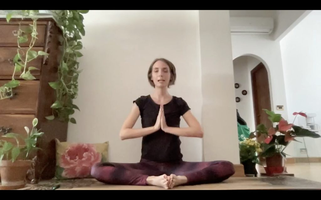 Pratica yoga - Baddha konasana, o posizione ad angolo retto/ del calzolaio/ della farfalla.
