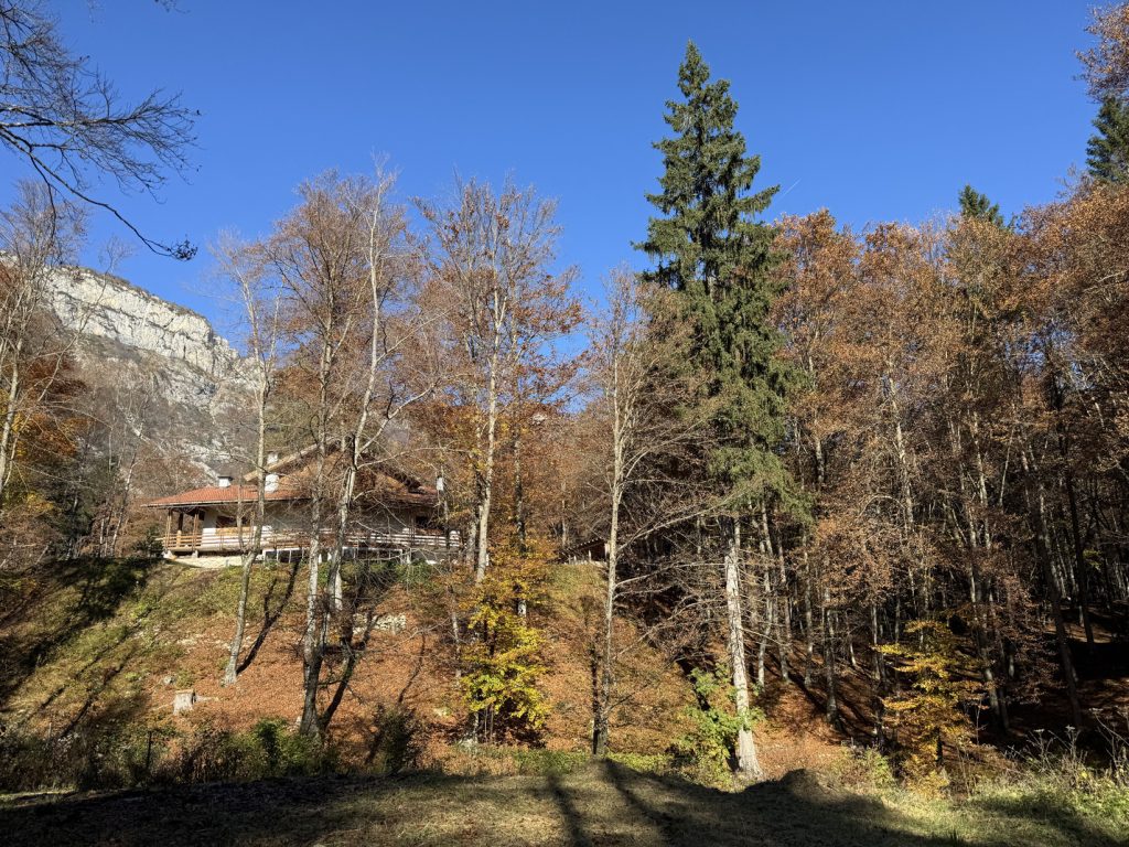 Lago di Cei - villa e faggeta sul sentiero per Costole.