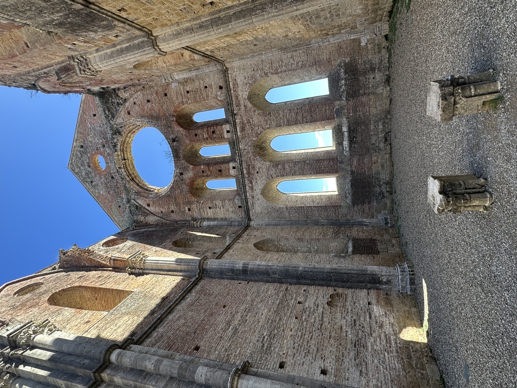 Abbazia di San Galgano - capitelli e zona absidale.
