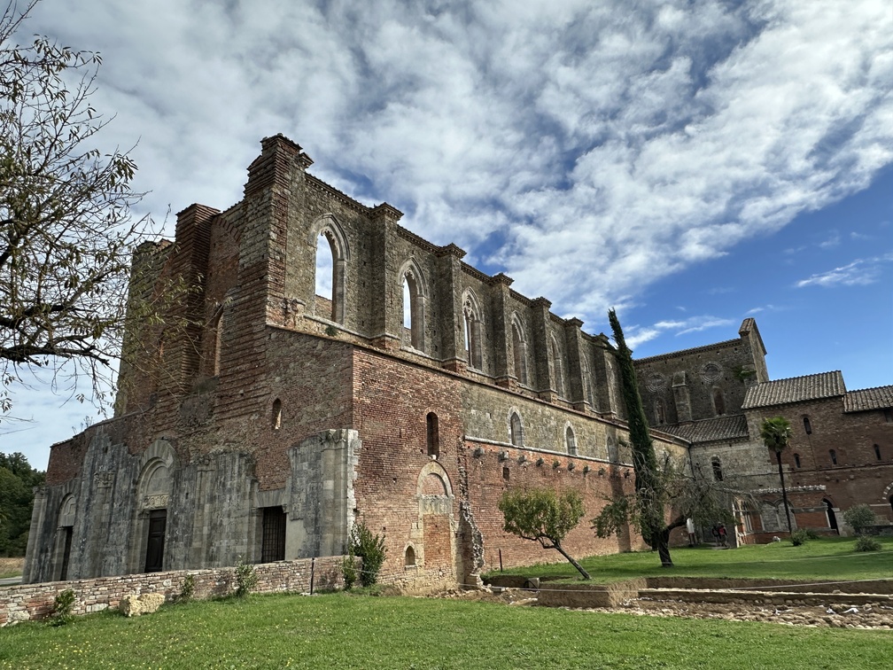 Abbazia di San Galgano - facciata e chiostro.