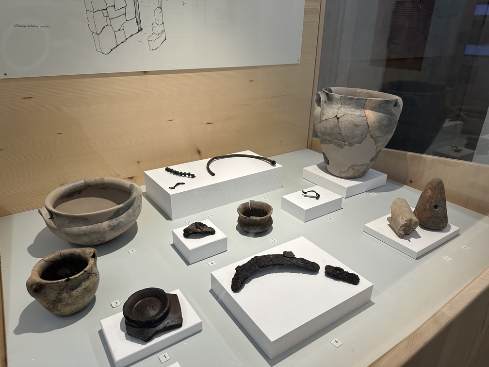 Reperti provenienti da Tesero, loc. Sottopedonda, Ufficio beni archeologici - Provincia autonoma di Trento.