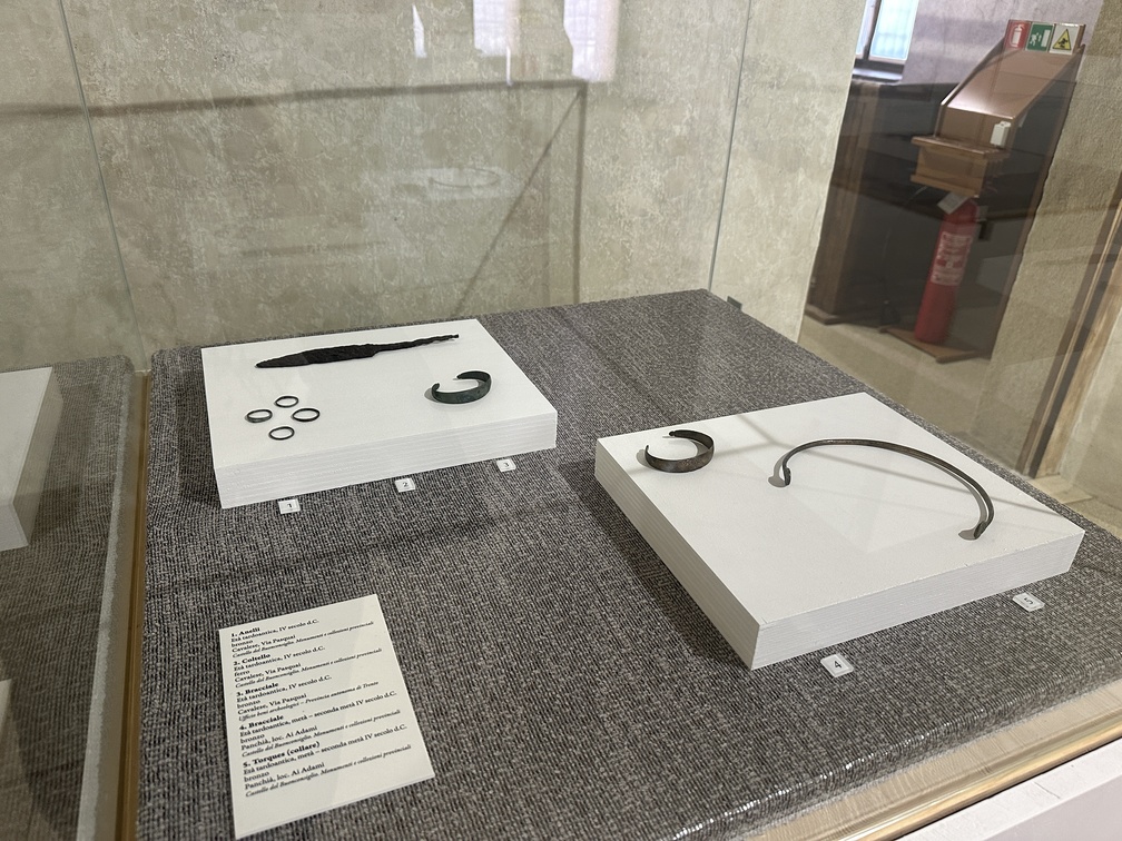 Anelli, coltello e bracciale da Cavalese; Bracciale e torques da Panchià, loc. Ai Adami, IV sec. d.C., Castello del Buonconsiglio.