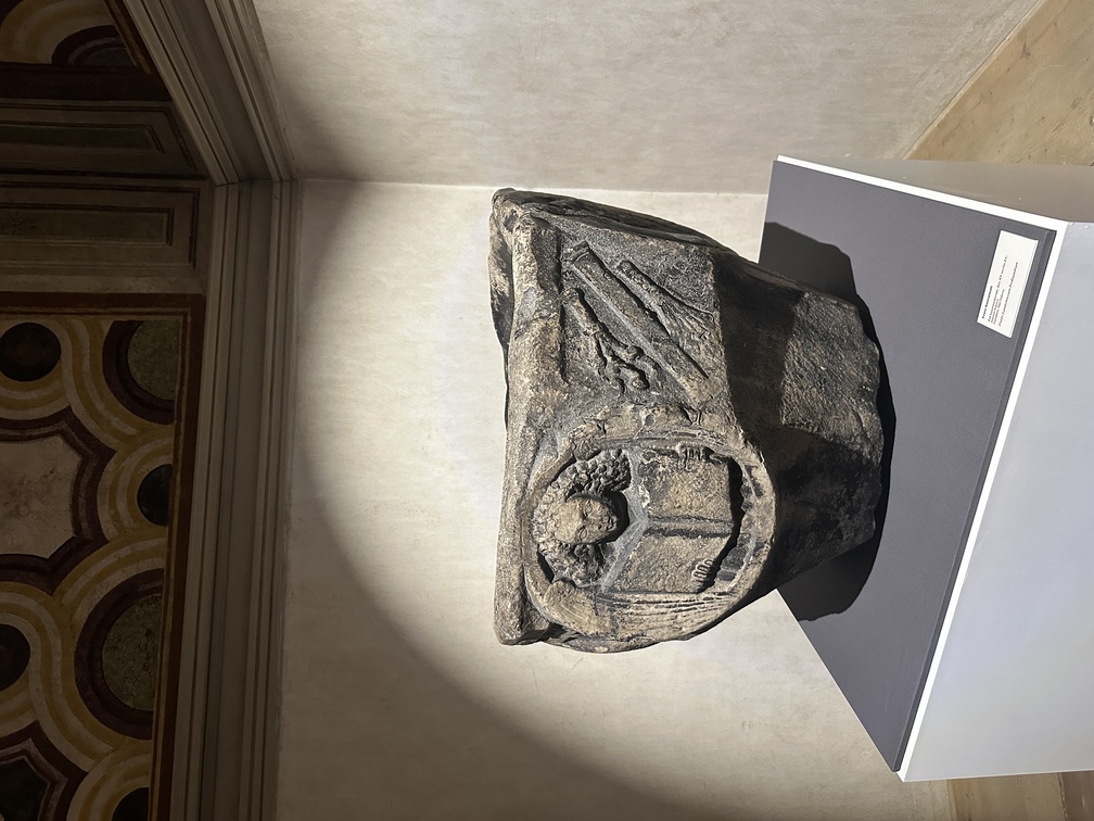 Fonte battesimale, Età bassomedievale, fine XV secolo d.C., marmo bianco, Cavalese, San Valerio, Tiroler Landesmuseum Ferdinandeum.