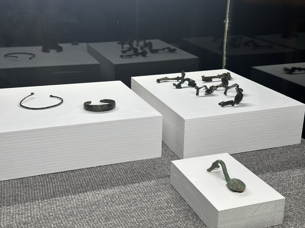 Dal Tiroler Landesmuseum Ferdinandeum: Cerchietto in verga ritorta e bracciale, Età tardoantica, seconda metà IV secolo d.C., bronzo, Predazzo, tra Predazzo e Ziano di Fiemme; Ansa di piccola brocca e varie fibule, Il- III secolo d.C., bronzo, Val di Fiemme.