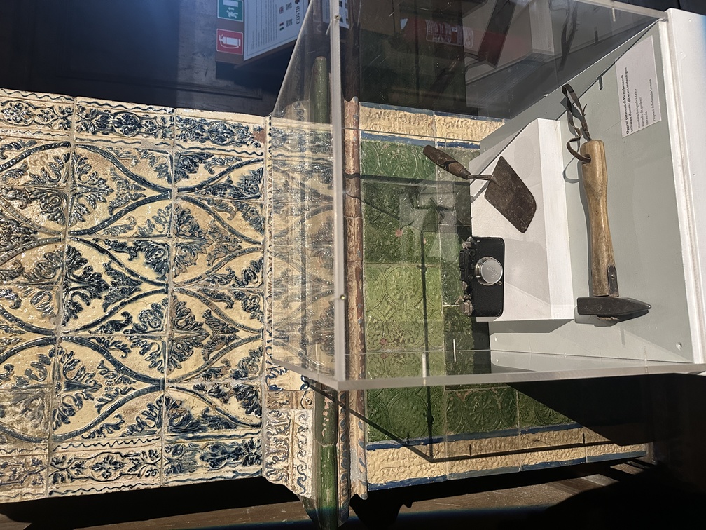 Oggetti personali di Piero Leonardi utilizzati durante gli scavi archeologici: macchina fotografica Leica, martello da geologo, cazzuola, Proprietà della famiglia Leonardi