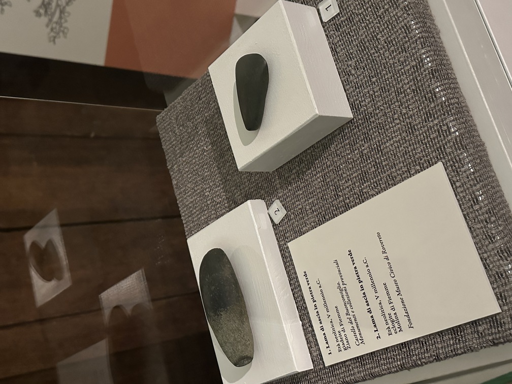 Lame di asce in pietra verde, Età neolitica, V millennio a.C., giadeite/eclogite, Ziano/Molina di Fiemme, Castello del Buonconsiglio/Fondazione Museo Civico di Rovereto.
