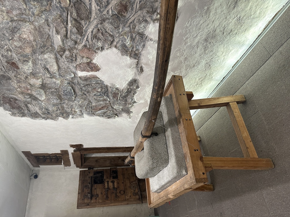 Ricostruzione di macina a tramoggia, Soprintendenza provinciale ai beni culturali Bolzano - Ufficio beni archeologici.