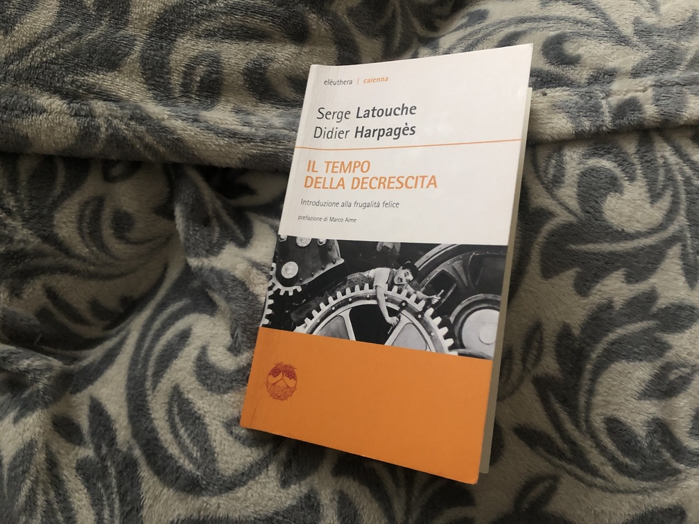 Serge Latouche e Didier Harpagès, Il tempo della decrescita. Introduzione alla frugalità felice, con prefazione di Marco Aime, Elèuthera, Milano, 2011.