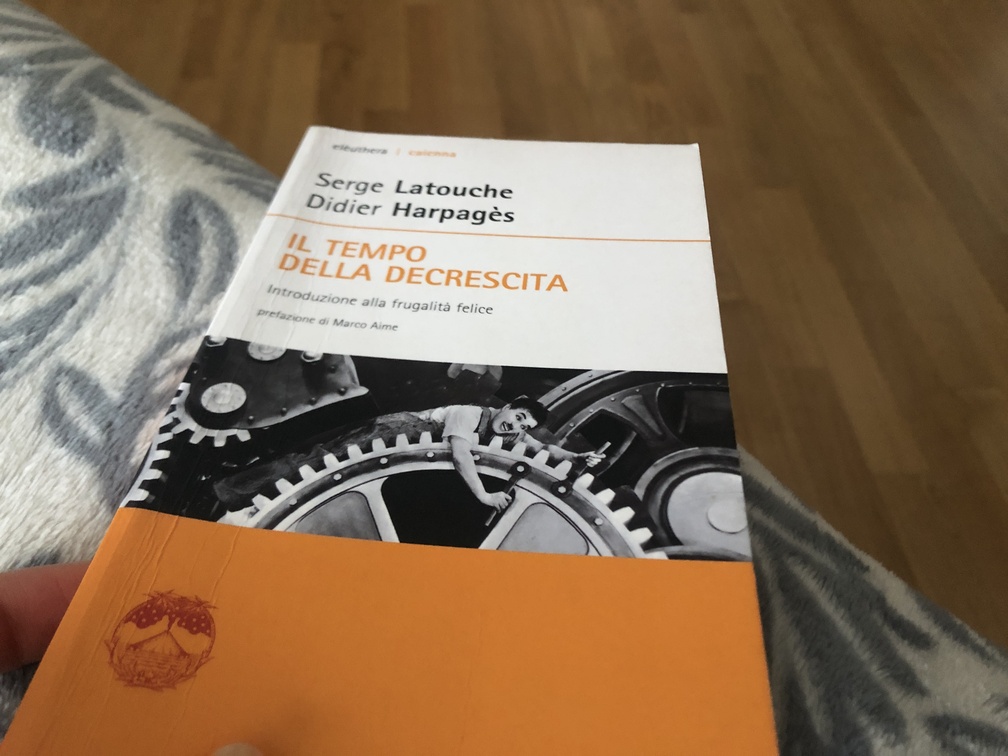 Serge Latouche e Didier Harpagès, Il tempo della decrescita. Introduzione alla frugalità felice, con prefazione di Marco Aime, Elèuthera, Milano, 2011.