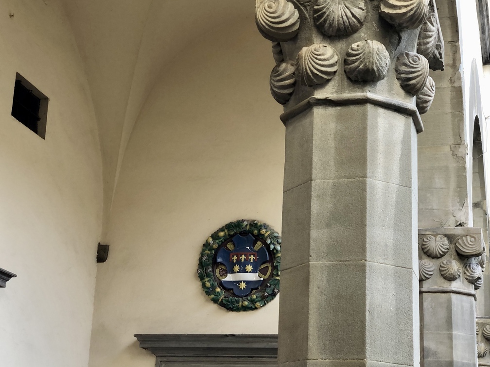 Ospedale Serristori - chiostro - stemma della famiglia Serristori.