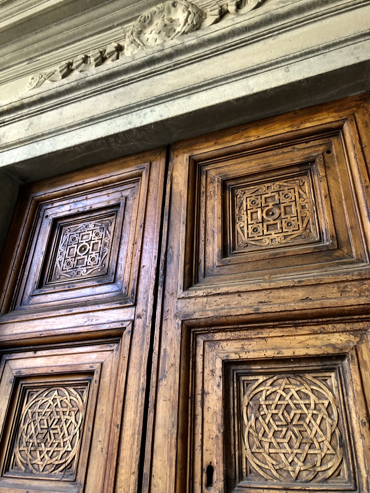 Ospedale Serristori - chiostro - portone in legno decorato.