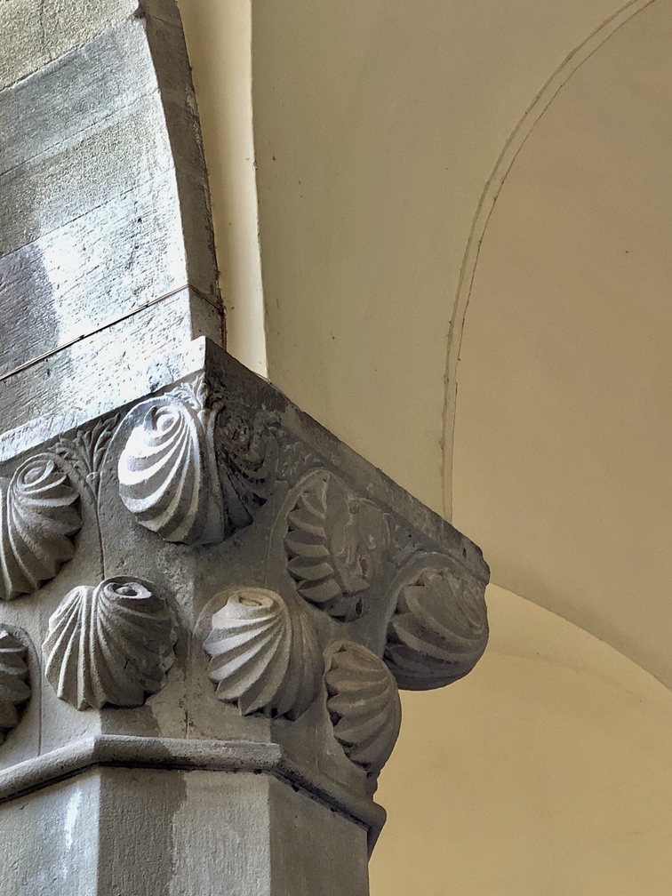 Ospedale Serristori - chiostro - capitello e stemma della famiglia Franzesi della Montagna.