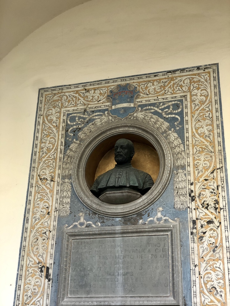 Ospedale Serristori - chiostro - busto in bronzo in ricordo di ser Ristoro, 1899.