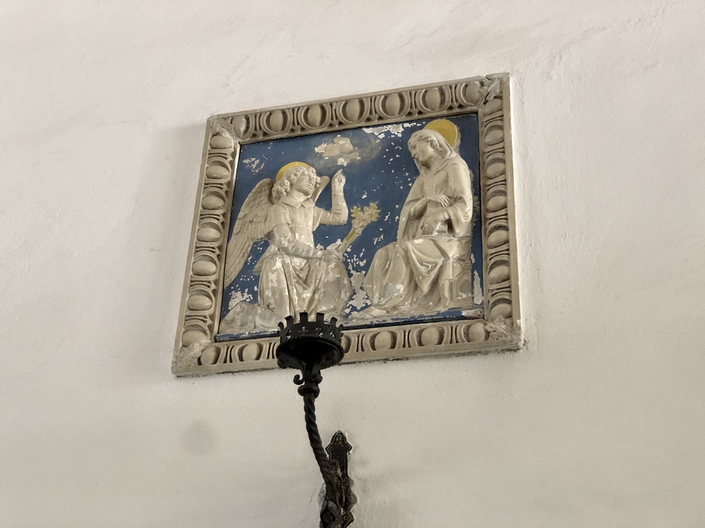 Ospedale Serristori - Annunciazione, terracotta invetriata, Manifattura Cantagalli.