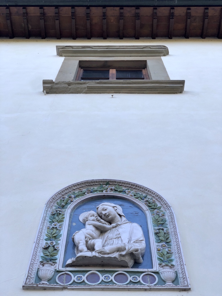 Ospedale Serristori - Madonna col bambino, terracotta invetriata, Manifattura Cantagalli.