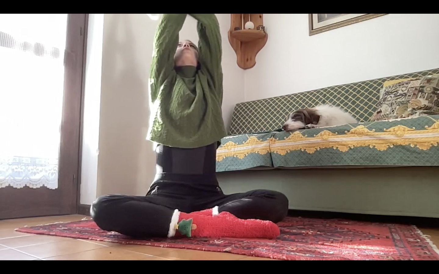 Yoga - braccia verso l'alto con i palmi giunti.