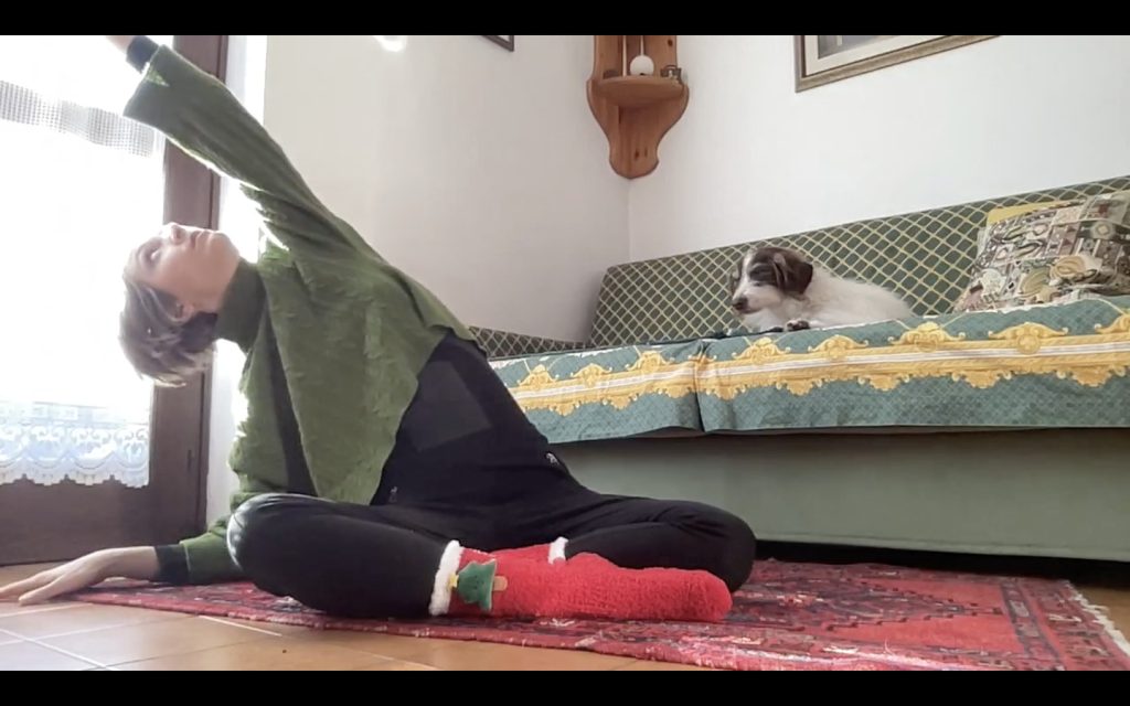 Yoga - allungamento laterale, poggiando l'avambraccio a terra.