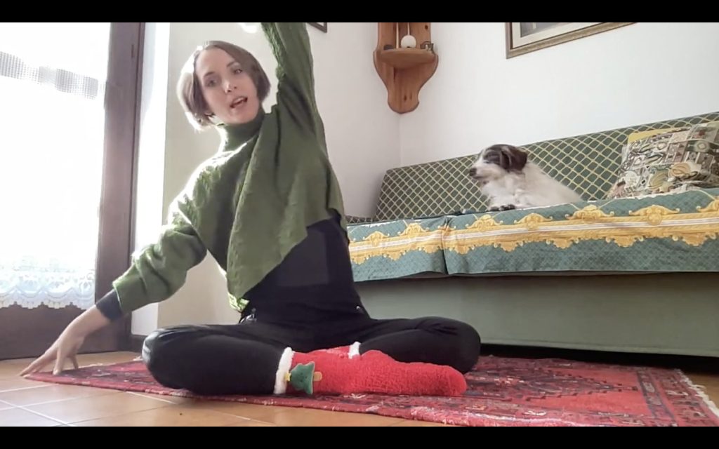 Yoga - allungamento laterale, poggiando la punta delle dita a terra.