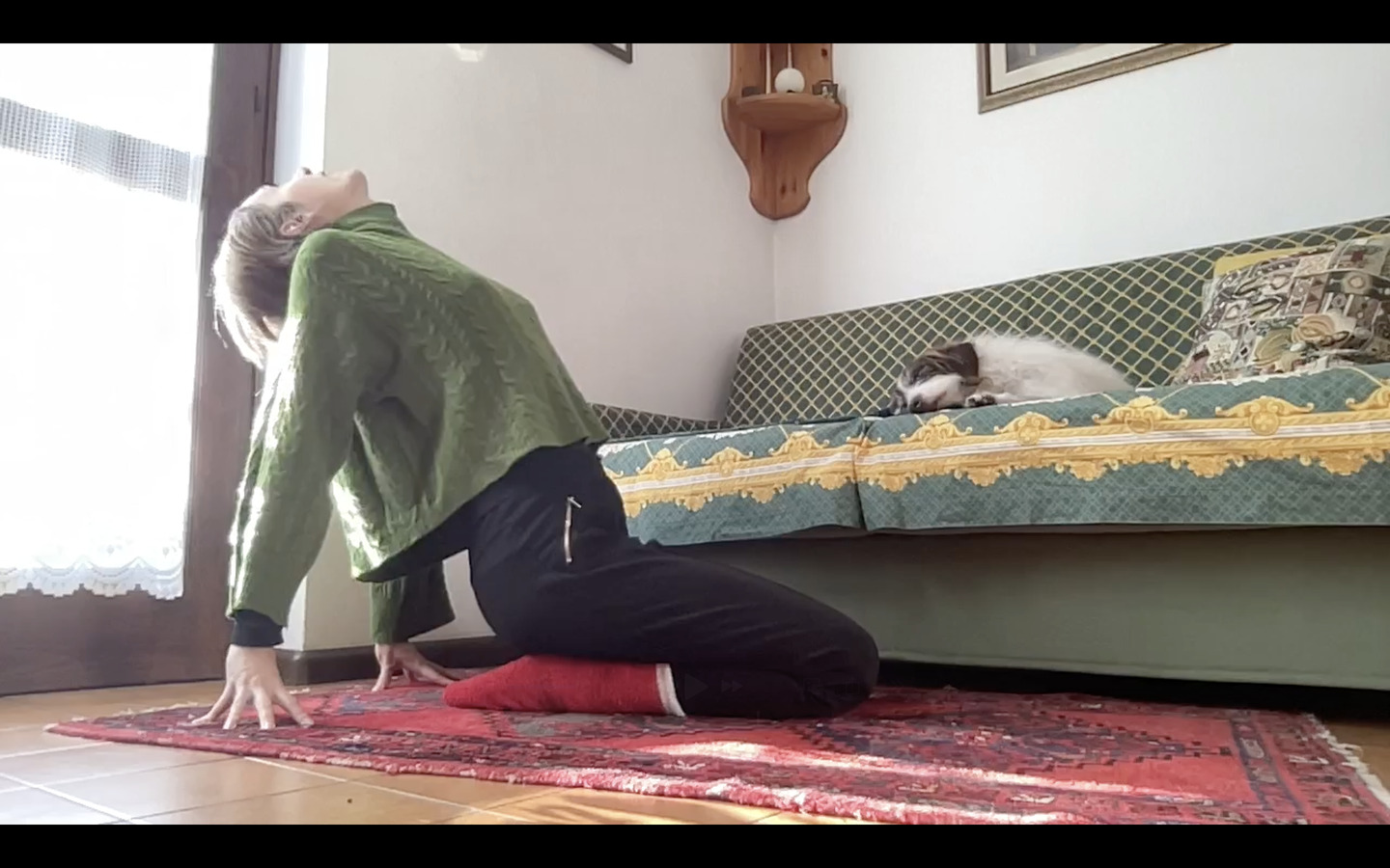 Yoga - Ushtrasana (variante) con le mani sul pavimento e la testa all'indietro.