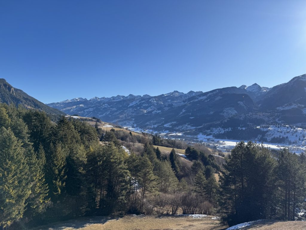 Sentiero da Varena a Spianez - panorama sulla valle e sulla catena del Lagorai.