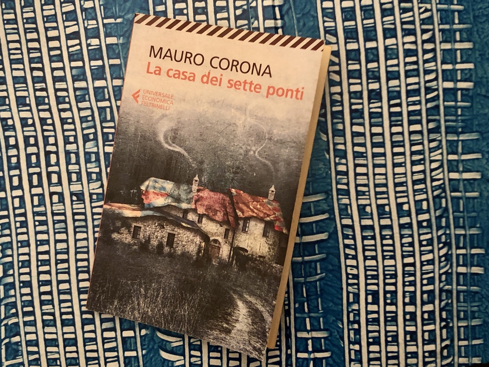 Mauro Corona, La casa dei sette ponti, Universale Economica Feltrinelli, Milano, 2018.