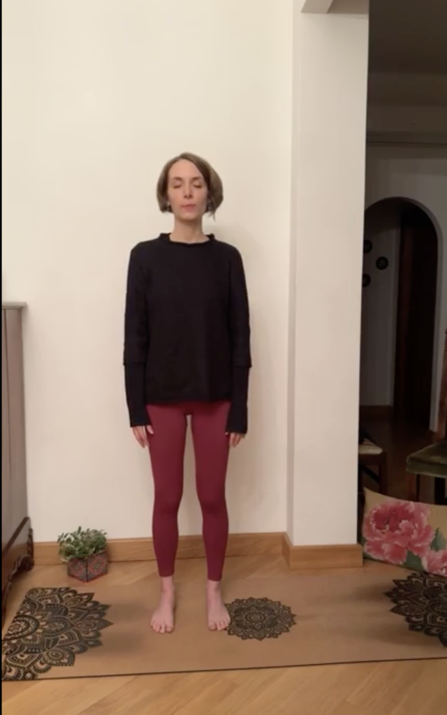 Pratica yoga - ascolto iniziale in Tadasana.