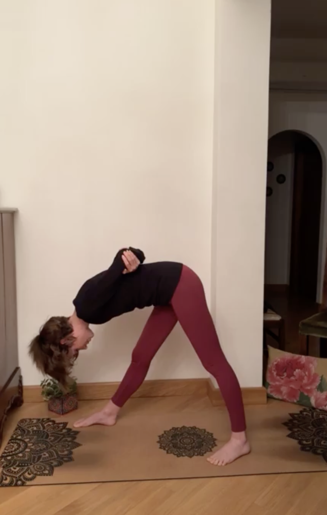 Pratica yoga - Parsvottanasana, ovvero “posizione dell’intenso stiramento laterale”. 