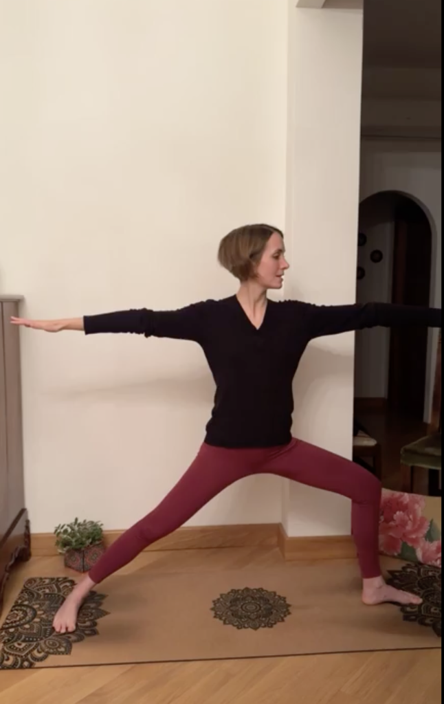 Pratica yoga - Virabhadrasana 2, posizione del guerriero 2.