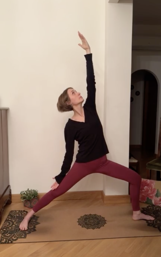 Pratica yoga - Virabhadrasana 2, variante del Guerriero 2 nota come "guerriero pacifico".