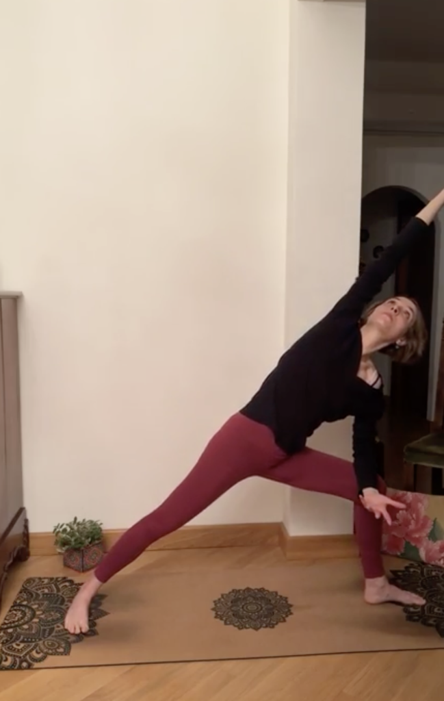 Pratica yoga - Utthita Parsvakonasana, ovvero nella “posizione dell’angolo laterale esteso”