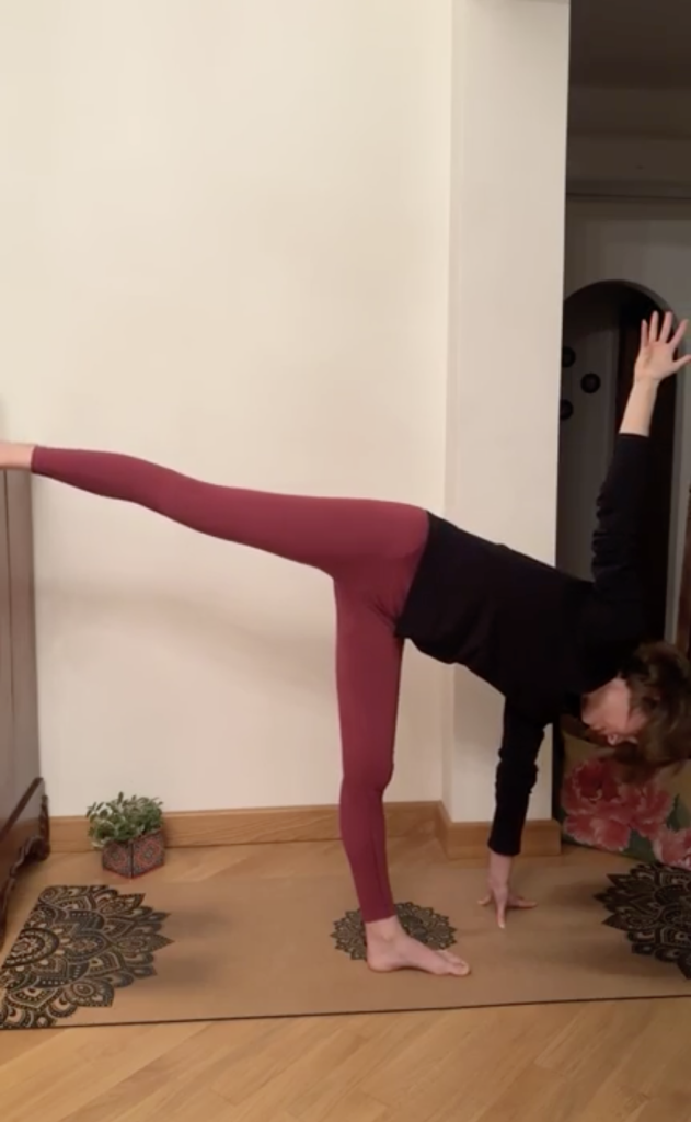 Pratica yoga - Ardha Chandrasana, posizione della mezza luna.