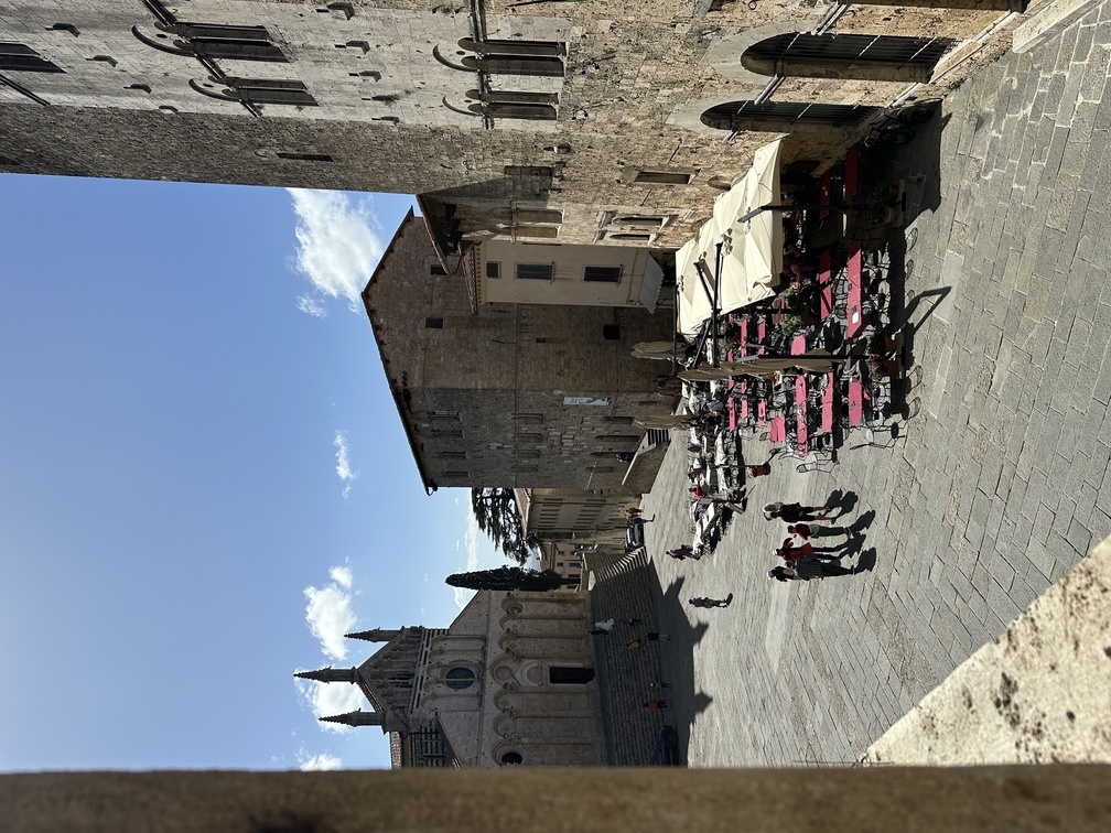 Residenza d'Epoca Palazzo Malfatti a Massa Marittima - vista della piazza e della Cattedrale dall'appartamento deluxe.