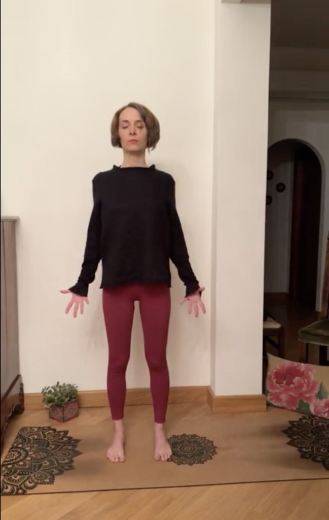 Pratica yoga - Tadasana, posizione della montagna.