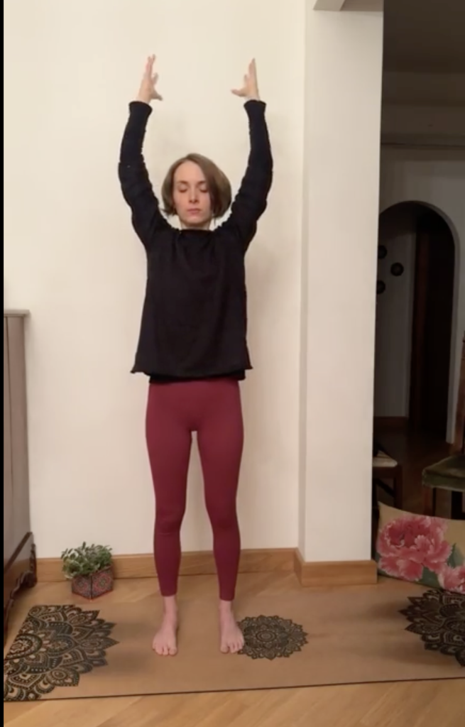 Pratica yoga - variante di Tadasana.