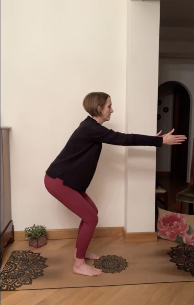 Pratica yoga - Utkatasana, posizione della sedia.