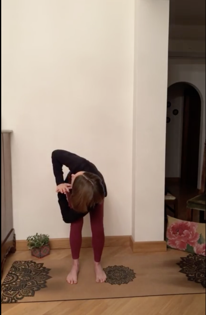 Pratica yoga - variante di Utkatasana con torsione. 