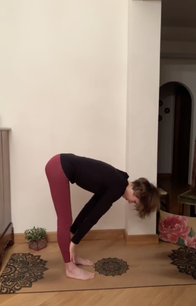 Pratica yoga - variante di Uttanasana. 