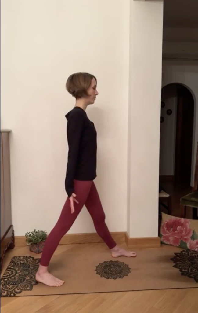 Pratica yoga - variante di Virabhadrasana 1, posizione del guerriero 1.