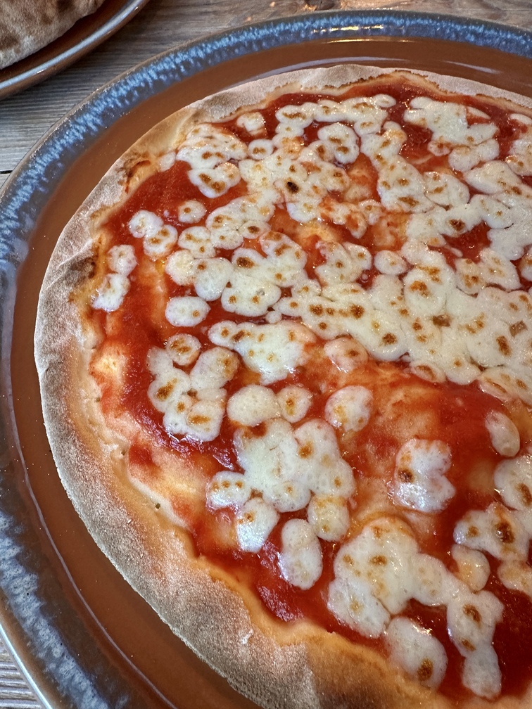 Pizzeria Excelsior di Cavalese - pizza margherita con impasto senza glutine.