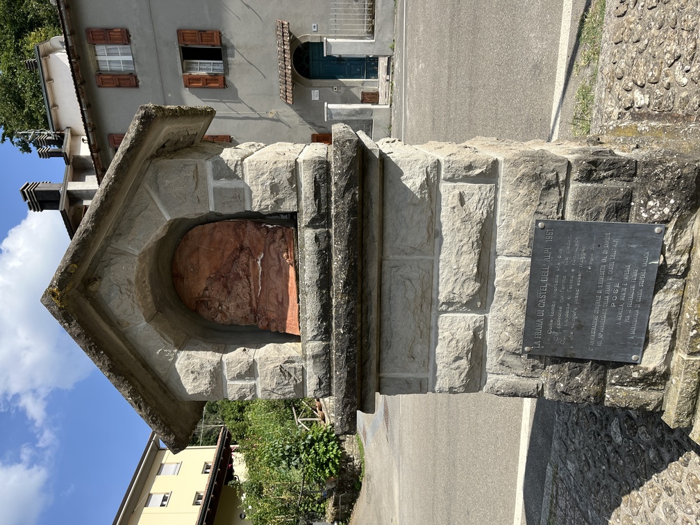 Castel dell'Alpi - targa commemorativa della frana del 1951.