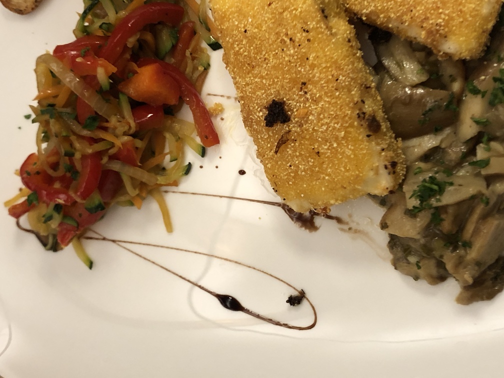 Ristorante Lanterna Verde a Cavalese - formaggio in crosta di mais con porcini e julienne di verdure saltate.