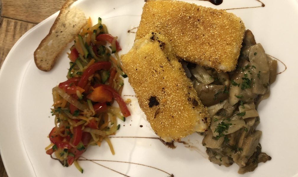 Ristorante Lanterna Verde a Cavalese - formaggio in crosta di mais con porcini e julienne di verdure saltate.