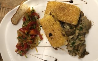 Ristorante Lanterna Verde a Cavalese - formaggio in crosta di mais con porcini e julienne di verdure saltate.