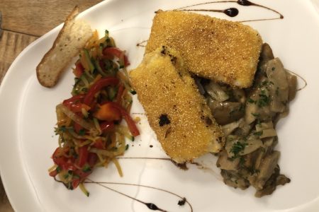 Ristorante Lanterna Verde a Cavalese - formaggio in crosta di mais con porcini e julienne di verdure saltate.