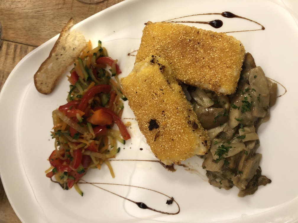 Ristorante Lanterna Verde a Cavalese - formaggio in crosta di mais con porcini e julienne di verdure saltate.