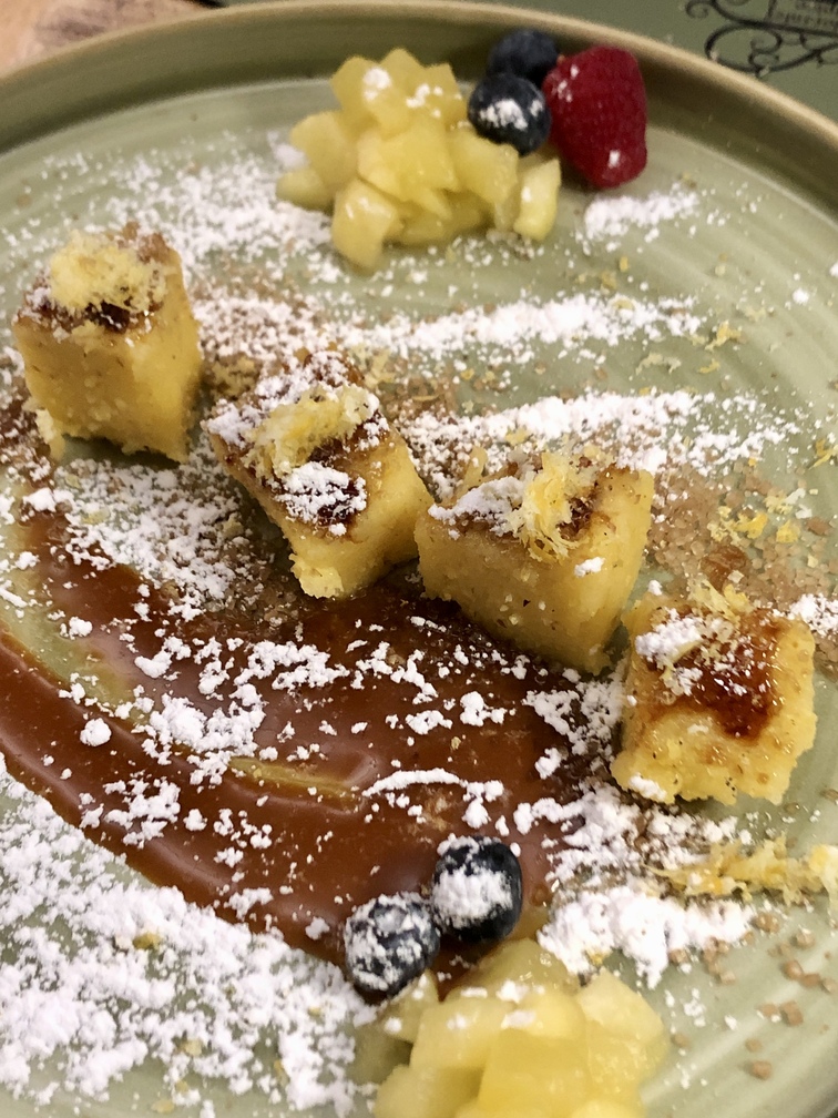 Ristorante Lanterna Verde a Cavalese - polenta dolce con mele, frutti di bosco e caramello.